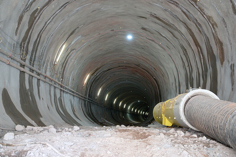 Der Tunneleingang mit Belüftungsanlage