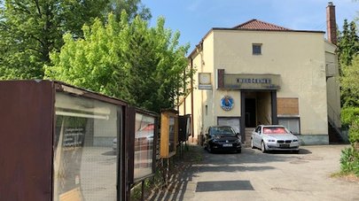 Hofeinfahrt und Hausansicht