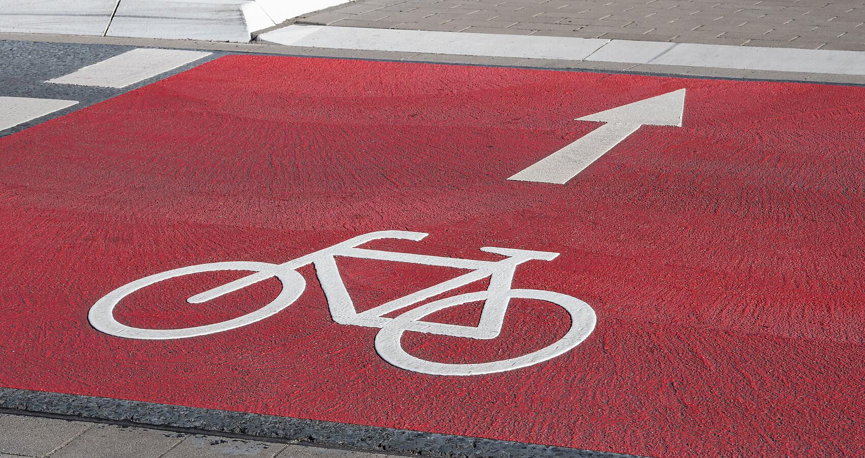 Fahrbahnmarkierung - Schutzstreifen für Radfahrer - sicherer Radweg