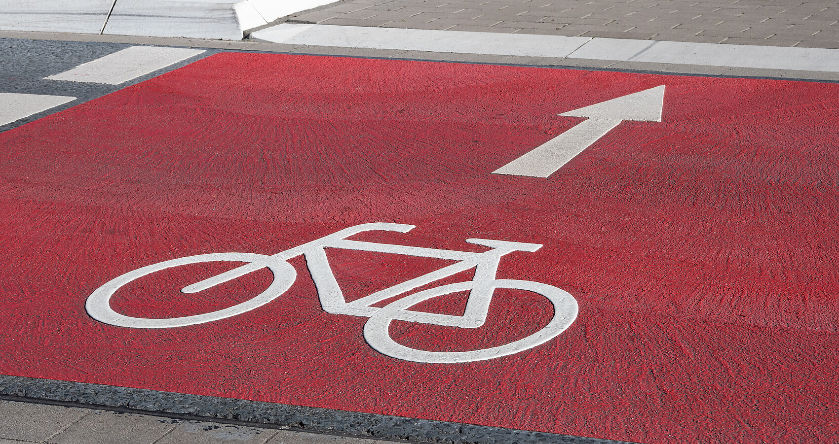 Fahrbahnmarkierung - Schutzstreifen für Radfahrer - sicherer Radweg