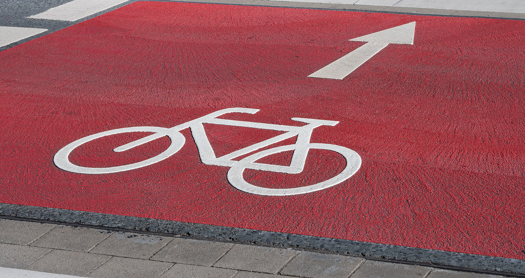 Fahrbahnmarkierung - Schutzstreifen für Radfahrer - sicherer Radweg