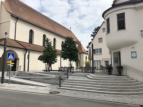 Dietenheim Platzgestaltung_mit_barrierefreiem_Zugang (geplastert) in die Kirche und ins Rathaus