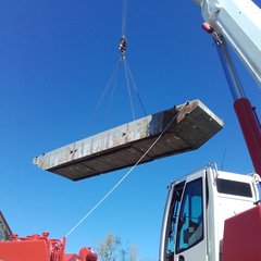 Ponton (=Schwimmplattform) Teil 2 wird in den See gehoben