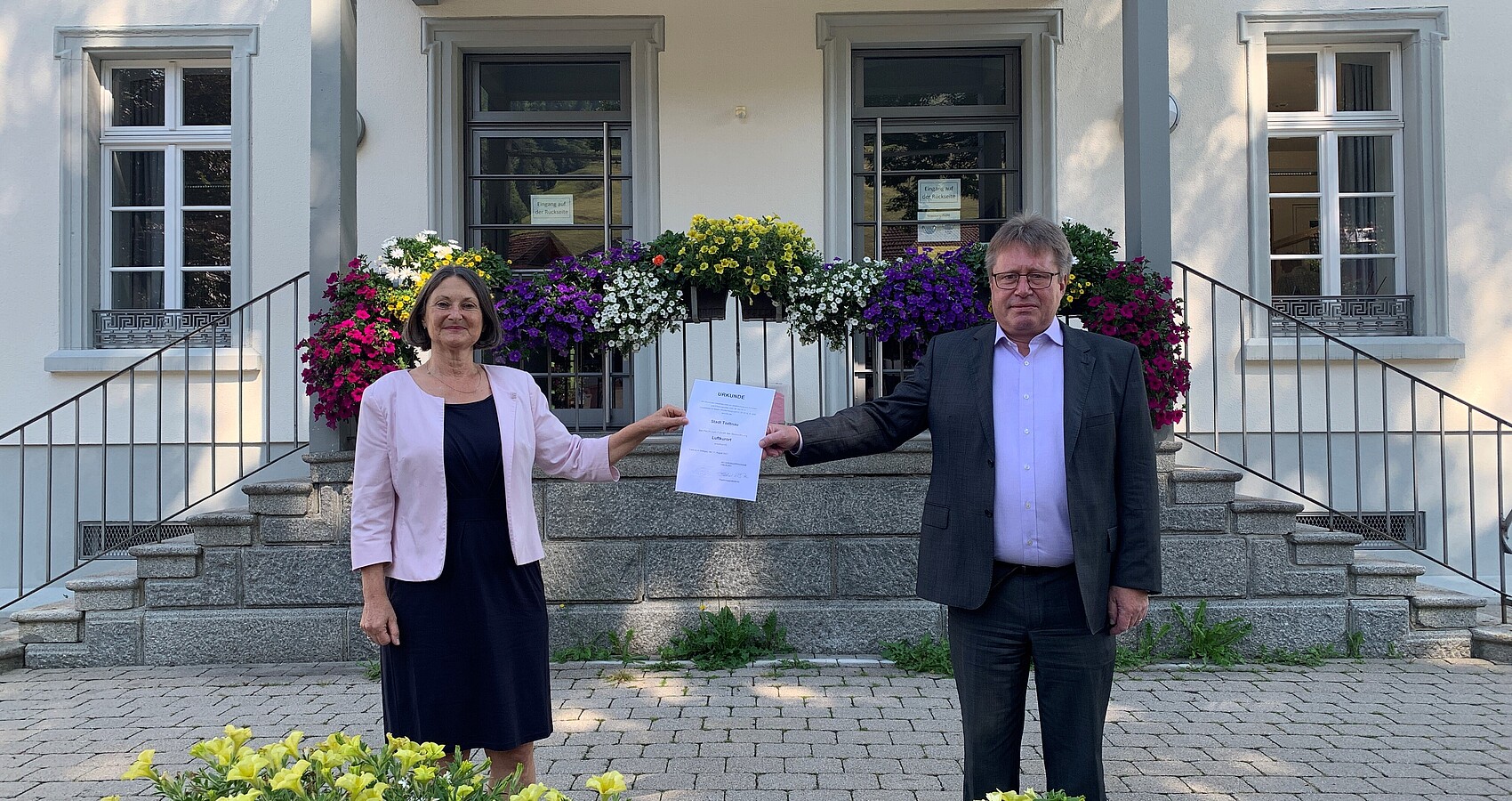 Regierungspräsidentin Bärbel Schäfer übergibt dem Bürgermeister der Stadt Todtnau die Urkunde zur Auszeichnung als Luftkurort