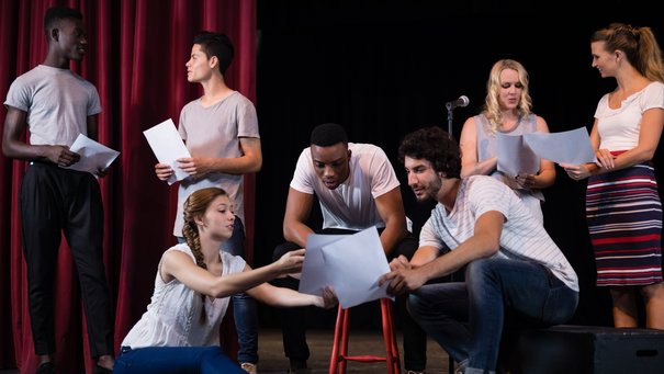 Eine Theatergruppe bei der Probe