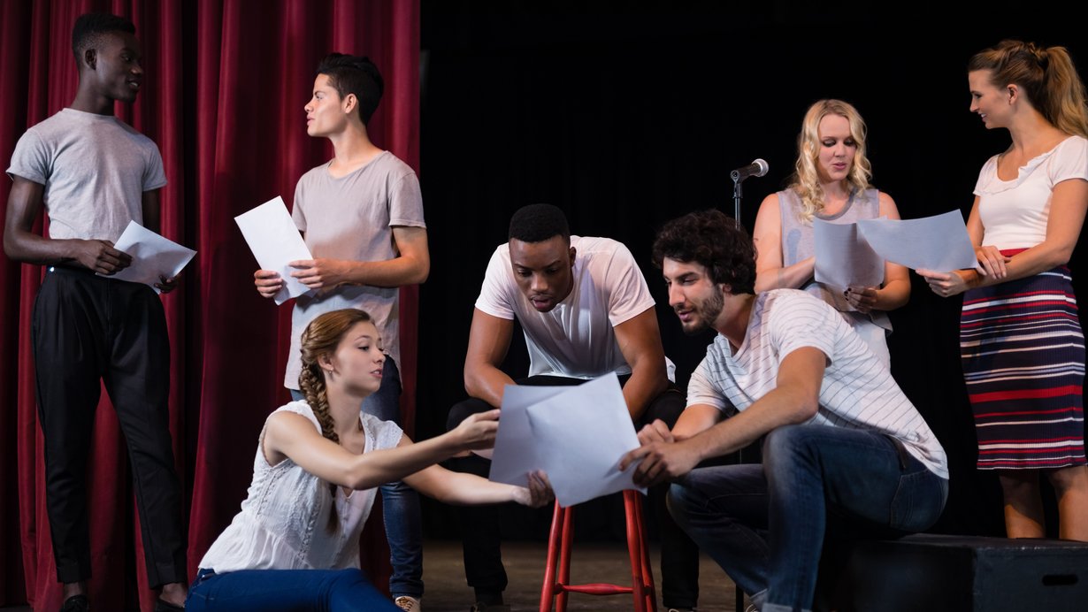 Eine Theatergruppe bei der Probe