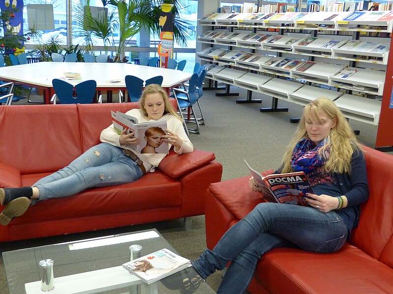 Bibliothek/Mediothek im BSZ Biberach: 2 junge Frauen lesen in der Zeitschriftenecke