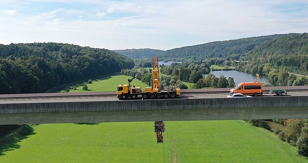 Das Bild zeigt eine Brücke an der Arbeiten mit einem Brückenuntersichtgerät durchgeführt werden