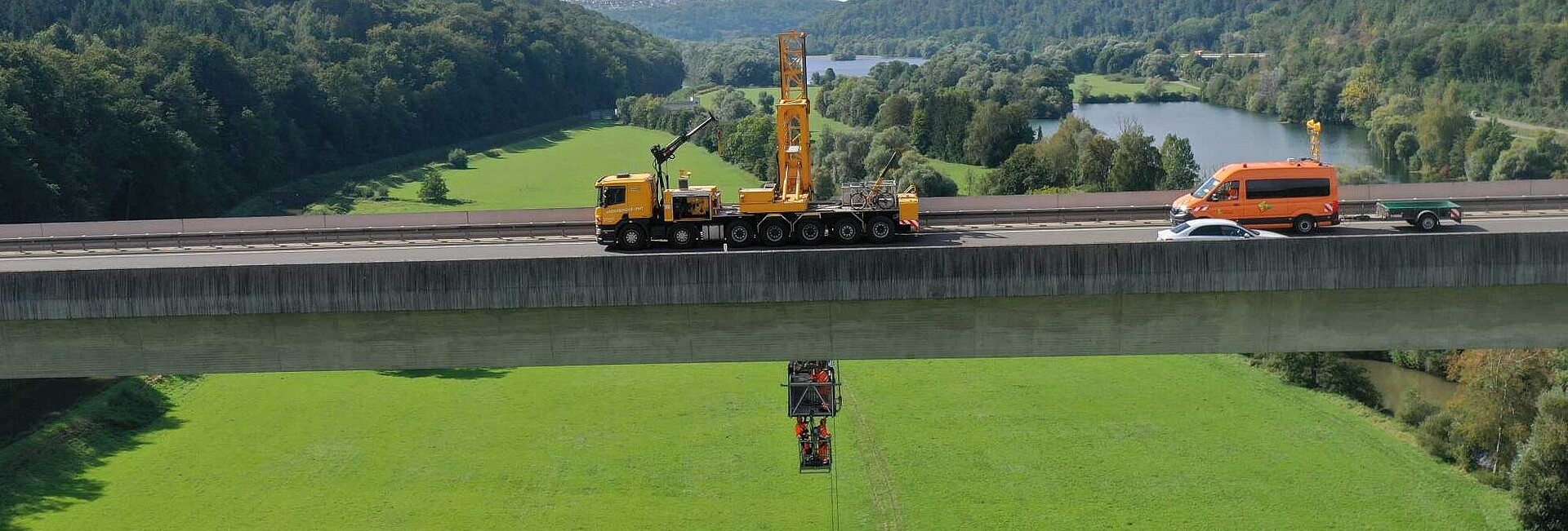 Das Bild zeigt eine Brücke an der Arbeiten mit einem Brückenuntersichtgerät durchgeführt werden