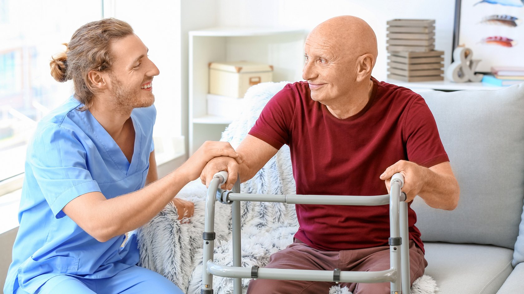 Pfleger mit älterem Mann