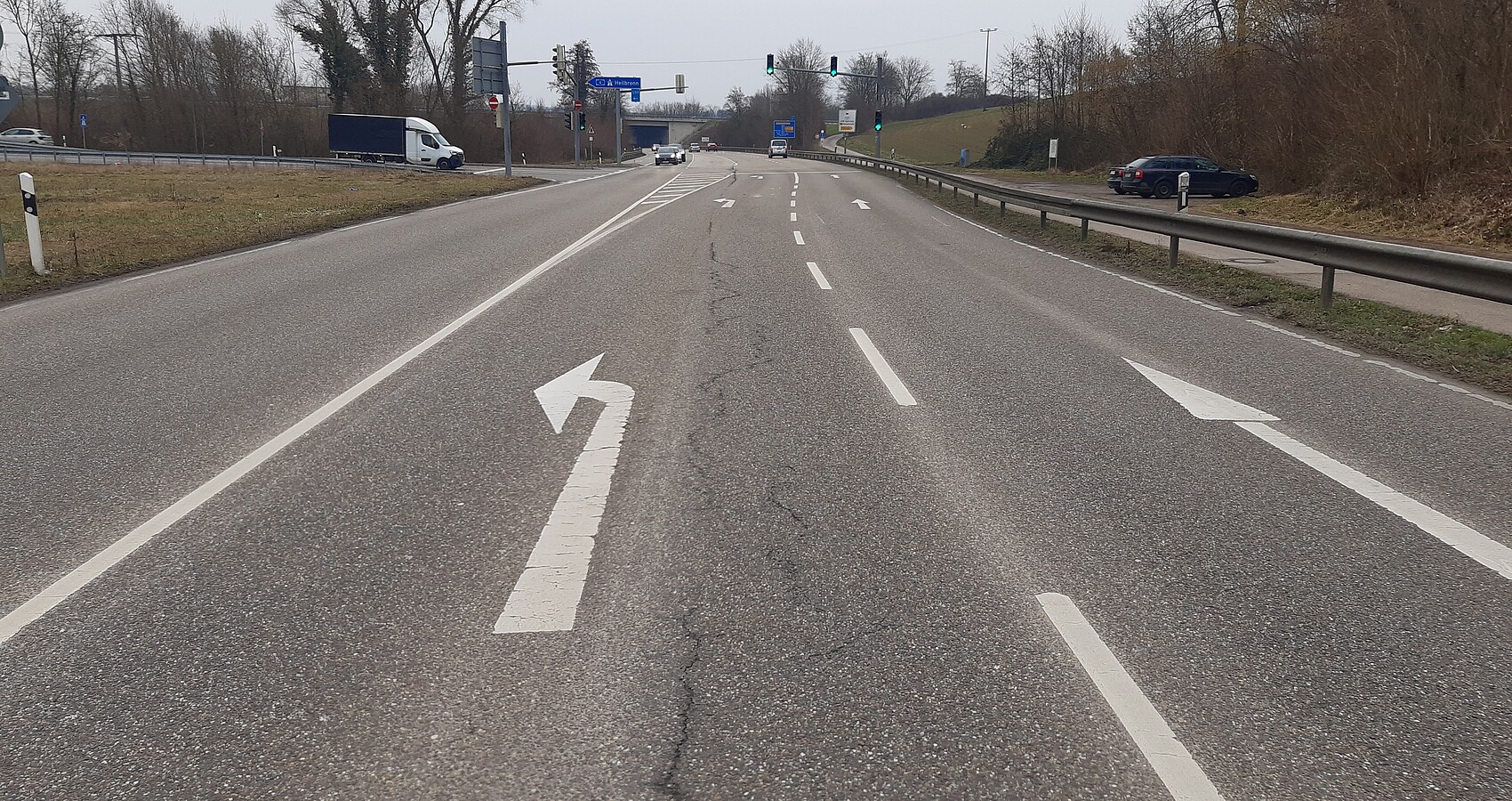 Verkehr auf der Fahrbahn der Bundesstraße 292 mit Rissen und Verdrückungen