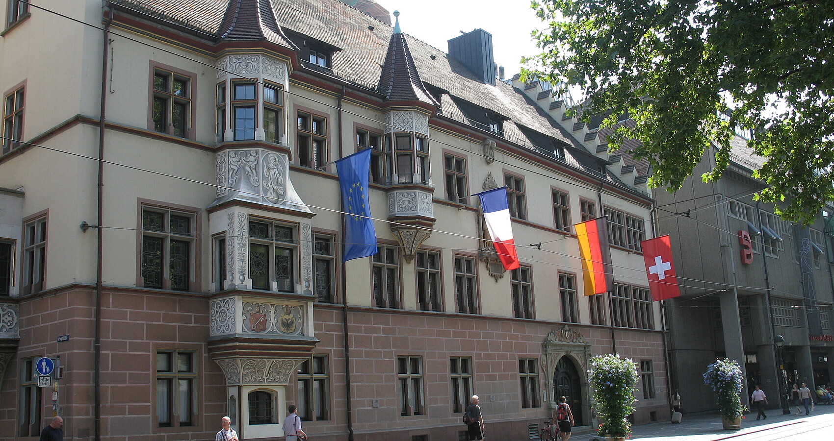 Basler Hof mit Flaggen