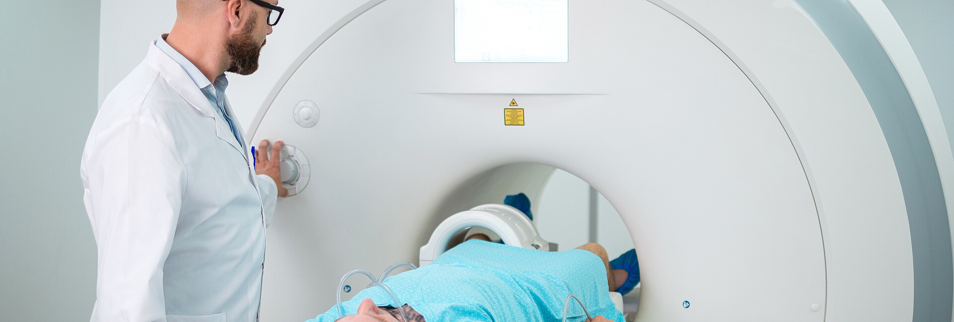 Radiologe bei einer CT mit Patientin