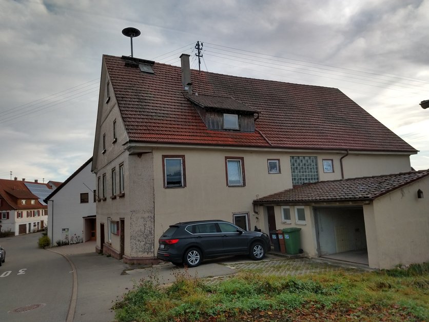 Außenansicht mit Garagenanbau