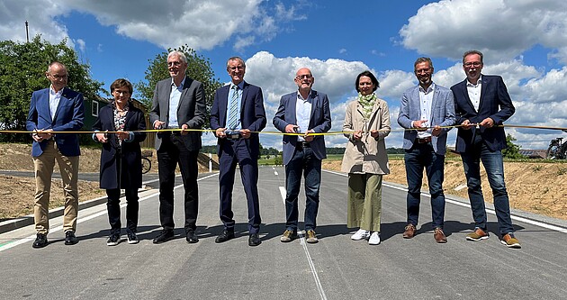 Bild zeigt Verkehrsminister Hermann mit Regierungspräsidentin Bay und Landrat Bernhard und 5 andere Personen bei der Verkehrsfreigabe