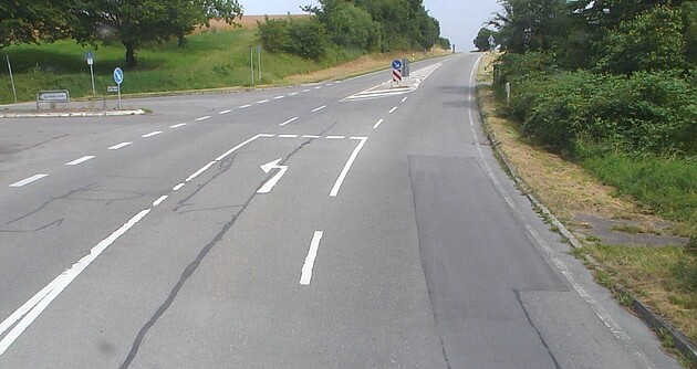 Das Foto zeigt die L 257 zwischen Munderkingen und Rottenacker mit einer Abbiegespur nach links