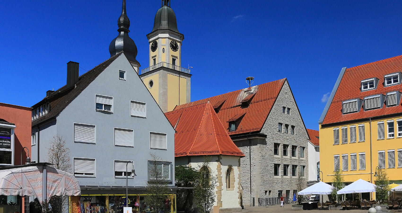 Bild zeigt Häuser und eine Kirchturm in Crailsheim