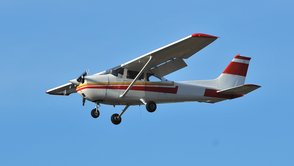 Bild zeigt Motorflugzeug in der Luft