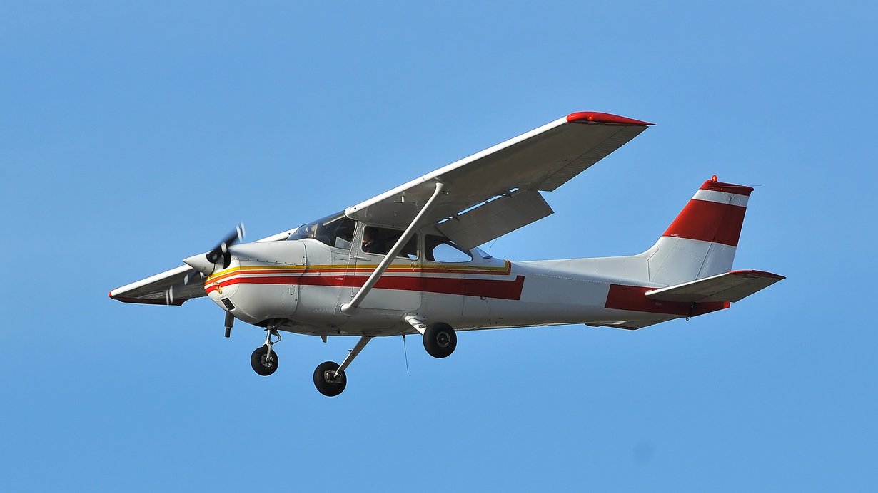 Bild zeigt Motorflugzeug in der Luft