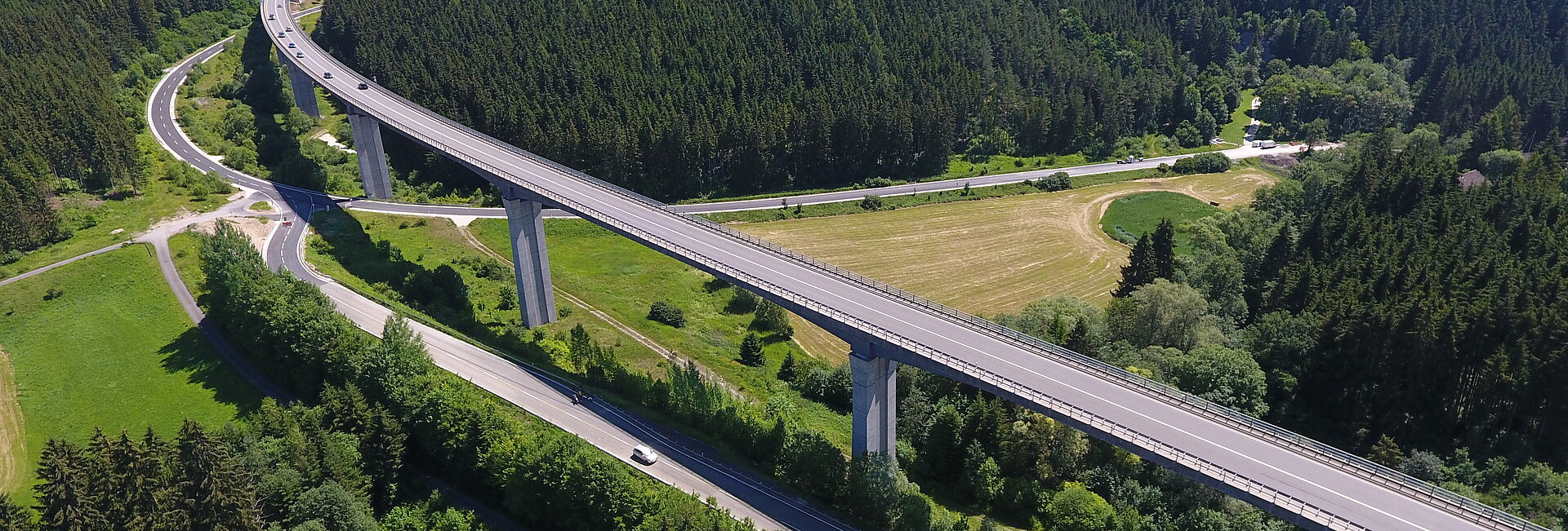 Gauchachtalbrücke mit Waldstücken fotografiert aus der Luft