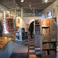 Eingangsbereich mit "Markt" der Gemeindebücherei Lichtenstein