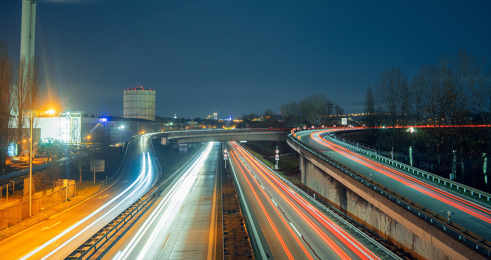 Bild zeigt Straßen bei Nacht mit Lichtstreifen