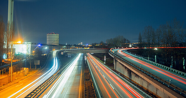 Bild zeigt Straßen bei Nacht mit Lichtstreifen