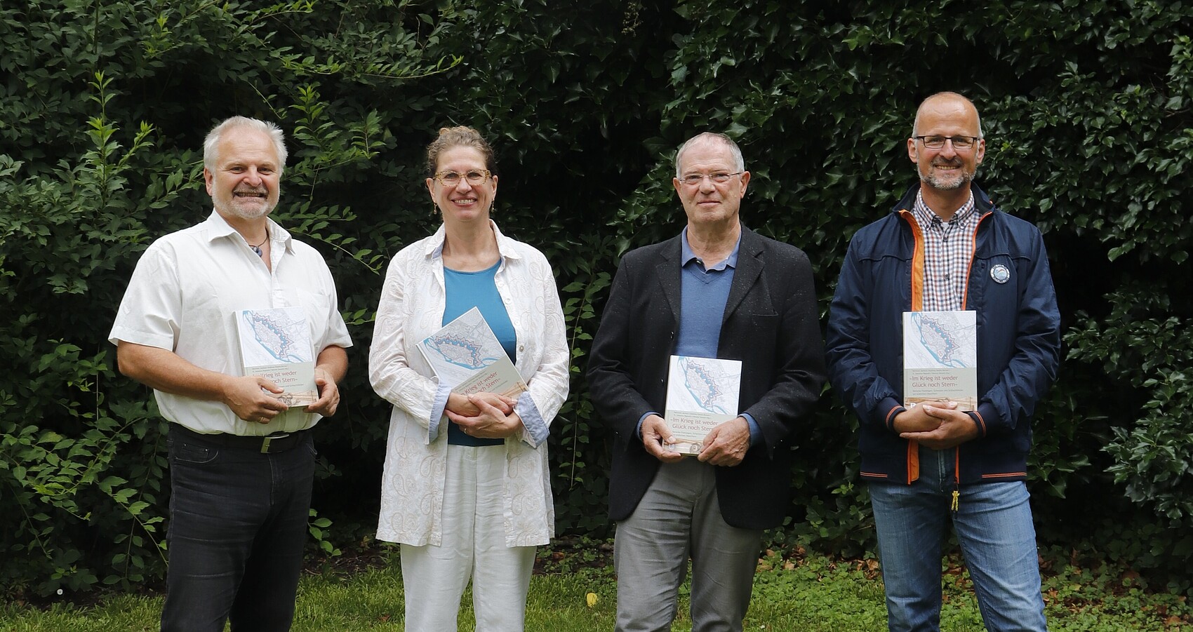 Herausgeber/Herausgeberin des Buches bei der Vernissage (v.l.n.r. Bertram Jenisch, Johanna Regnath, Werner Konold und Andreas Haasis-Bern)