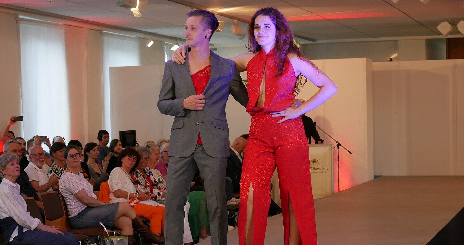 Models präsentieren sich auf dem Laufsteg.