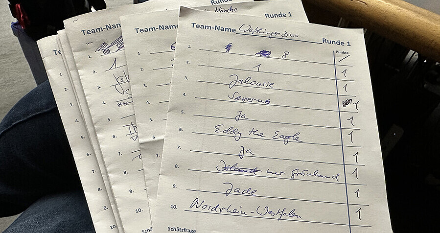 Das Bild zeigt einen Stapel ausgefüllte Quizbögen.