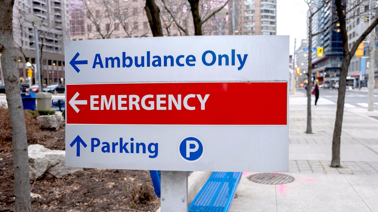 Bild zeigt Wegweiser einer US-amerikanischen Klinik