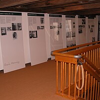 Ausstellungsbereich im Dachgeschoß der Stadt­bi­blio­thek Leut­kirch im Kornhaus