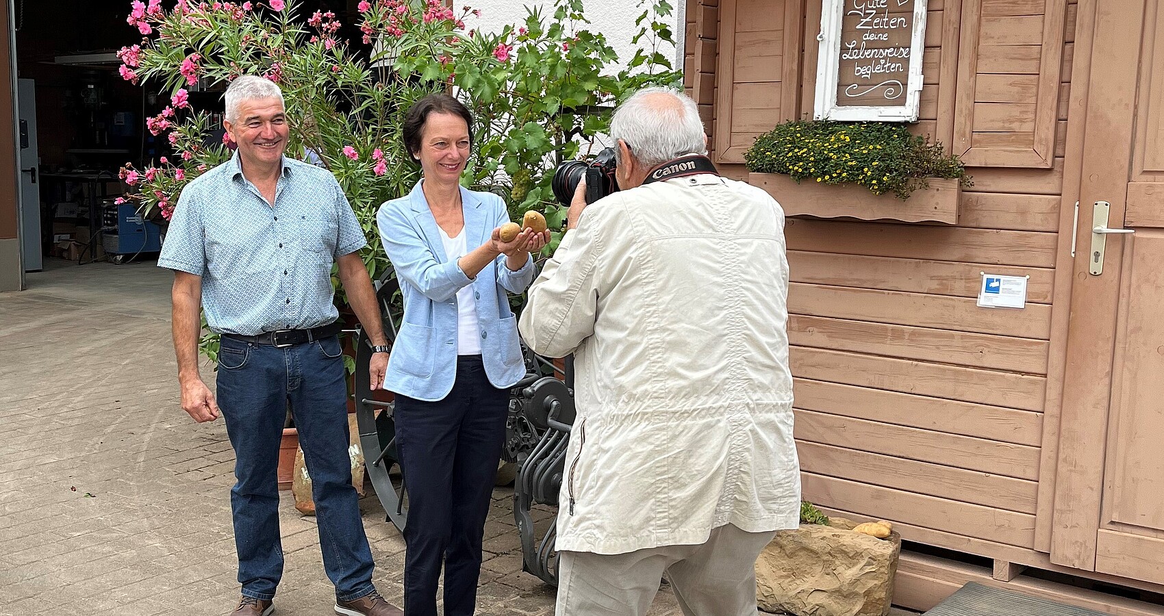 Bild zeigt Regierungspräsidentin Susanne Bay zusammen mit Albrecht Rieß auf dem Kartoffelhof