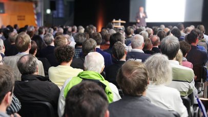 Blick in eine gut gefüllte öffentliche Veranstaltung