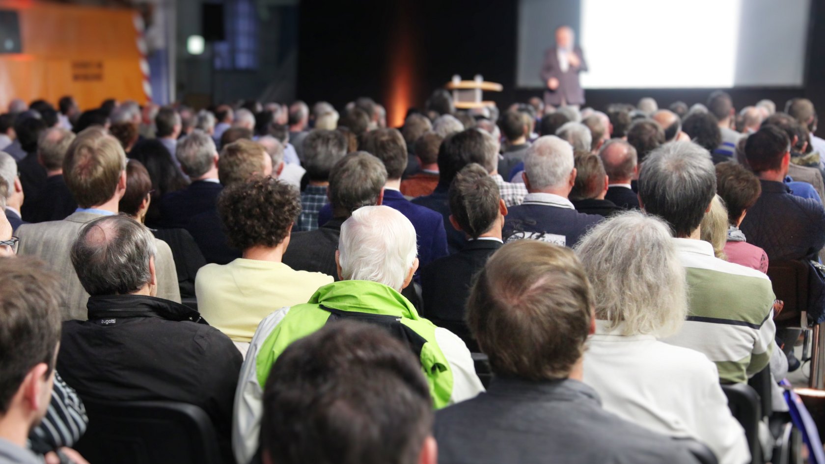 Blick in eine gut gefüllte öffentliche Veranstaltung