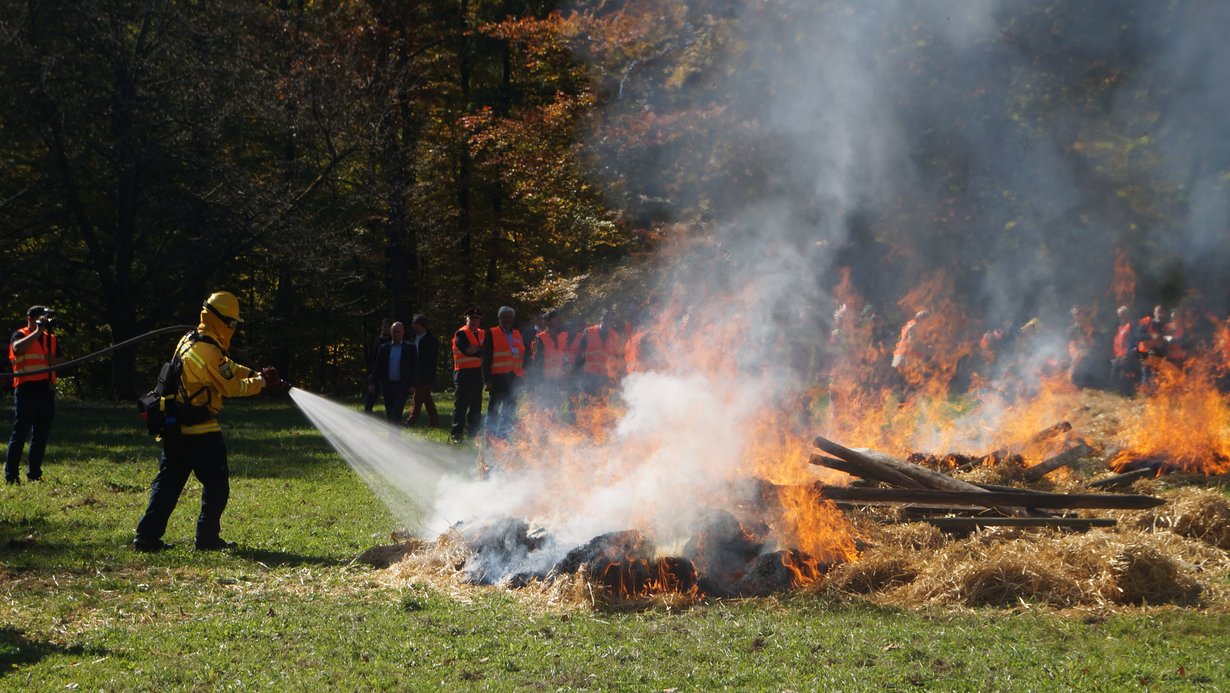 Feuerwehr löscht Feuer