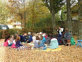 Vorlesestunde der Gemeindebücherei Starzach im Garten