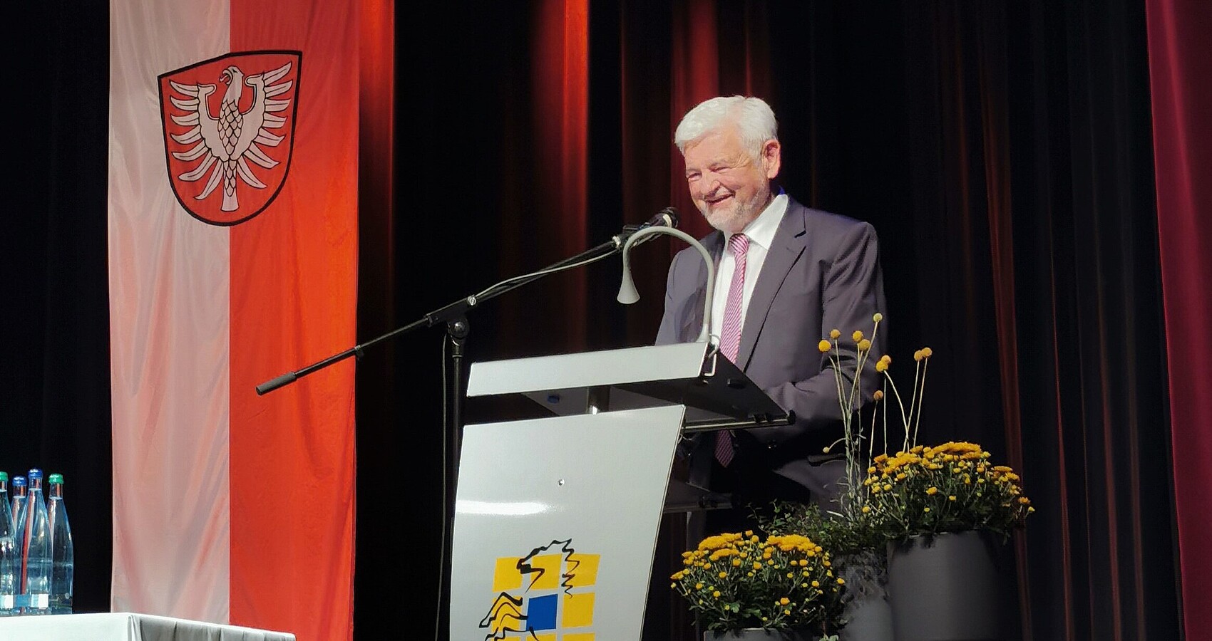 Regierungspräsident Wolfgang Reimer bedankte sich bei Landrat Detlef Piepenburg für die verlässliche und gute Zusammenarbeit.