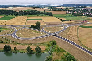 Die Anschlussstelle der B 311 bei Oberdischingen aus der Luft