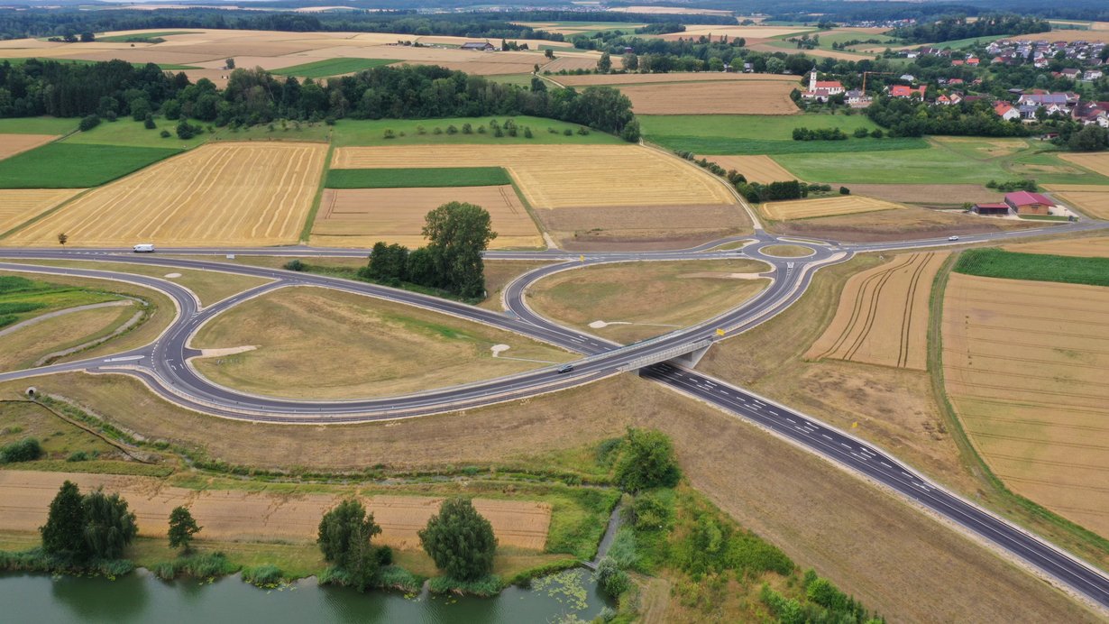 Die Anschlussstelle der B 311 bei Oberdischingen aus der Luft