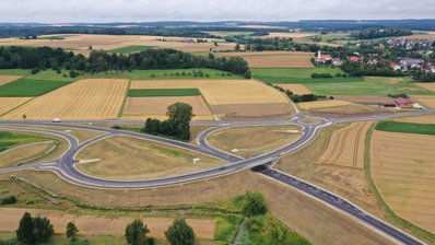 Die Anschlussstelle der B 311 bei Oberdischingen aus der Luft