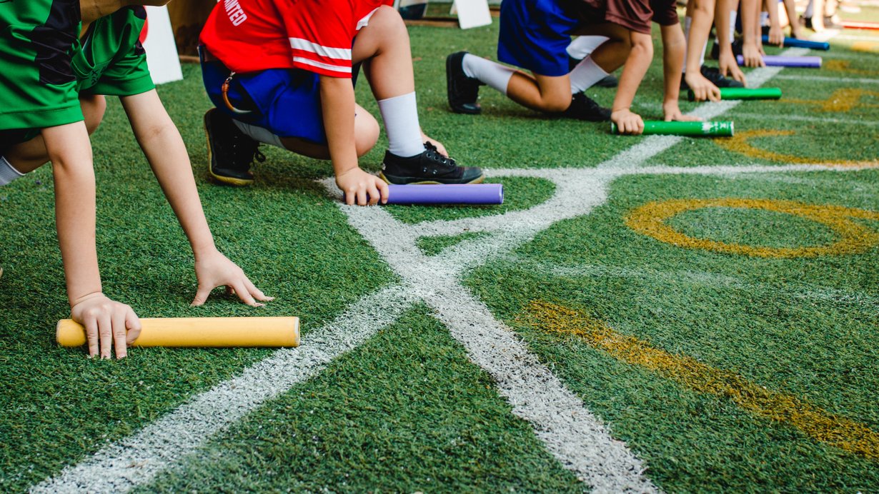 Kinder beim Staffellauf