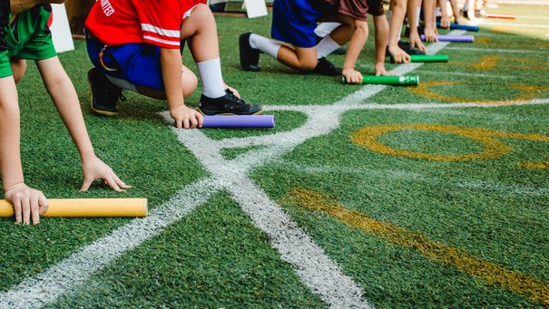 Kinder beim Staffellauf