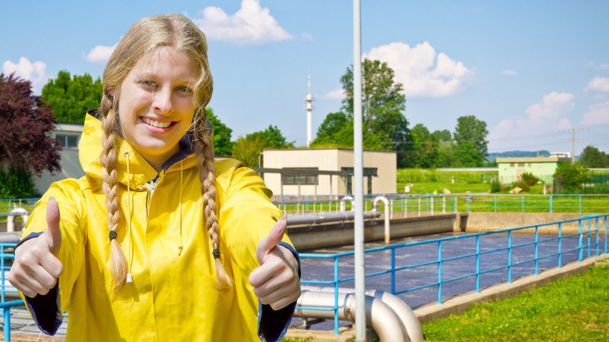 Weibliche Fachkraft für Abwassertechnik auf dem Gelände einer Kläranlage