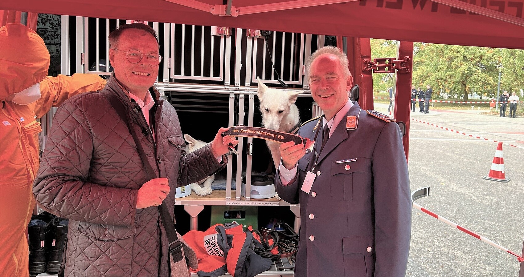 Das Bild zeigt Regierungspräsident Klaus Tappeser und Prof. Dr. med. Matthias Port (Institut für Radiobiologie der Bundeswehr, München, Mitglied der Strahlenschutzkommission) und einen Hund der Rettungshundestaffel der Feuerwehr Ulm