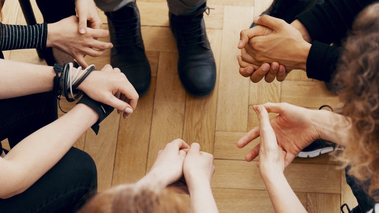 Menschen in einer Therapiestunde