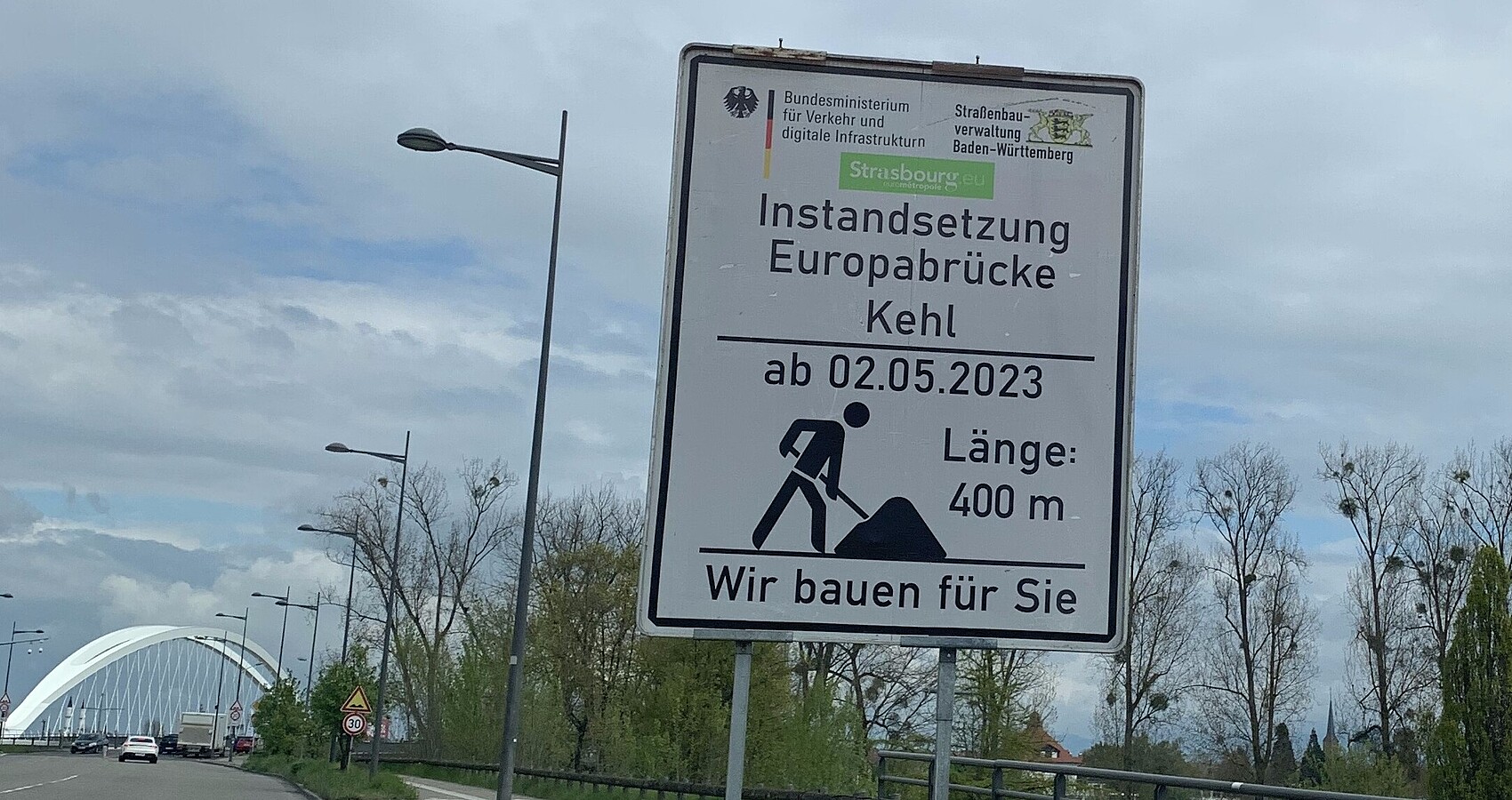 Schilder weisen bereits auf die bevor stehende Baustelle an der Europabrücke zwischen Kehl und Straßburg hin.