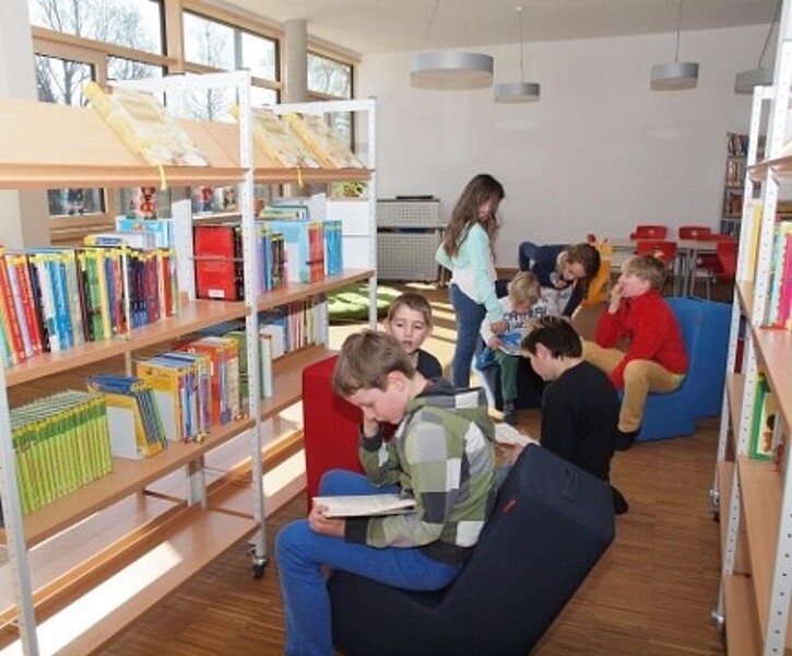 Schulkinder in der nicht-öffentlichen Zweigstelle Schulbücherei Ablachschule (Grundschule)