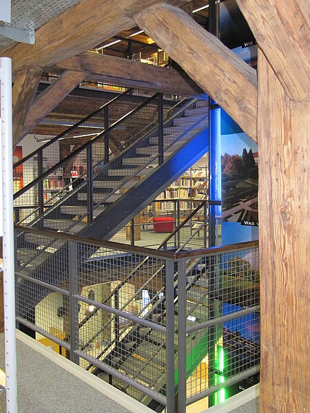 Treppenaufgang und Blick über die Stockwerke in der Stadtbücherei Pfullendorf in der Steinscheuer