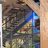 Treppenaufgang und Blick über die Stockwerke in der Stadtbücherei Pfullendorf in der Steinscheuer